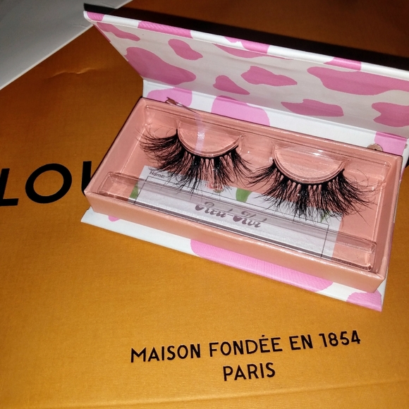 !! NEW RELEASE !! Hot Commodity Lashes - Picture 1 of 4